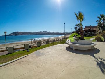 Hermoso departamento amoblado, primera línea playa La Herradura, 3D y 2B. Coquimbo. 5.060 UF