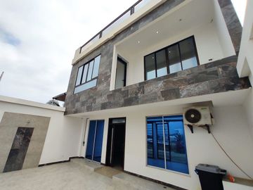 casa con piscina de venta en crucita manabi ar