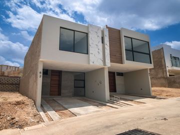 Casa 3 recámaras en venta en Zimaltá coto latemar 62
