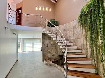 CASA DE 4 HABITACIONES CON JARDIN - EN VENTA - TANDA