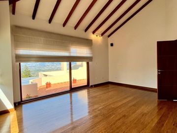 CASA DE 4 HABITACIONES CON JARDIN - EN VENTA - TANDA
