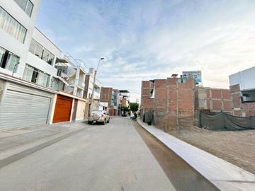 🔥 ¡LOTE ESQUINERO FRENTE A REAL PLAZA CHORRILLOS! - Zonificación RDM (4 Pisos)