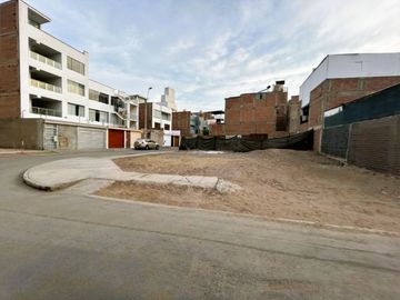 🔥 ¡LOTE ESQUINERO FRENTE A REAL PLAZA CHORRILLOS! - Zonificación RDM (4 Pisos)