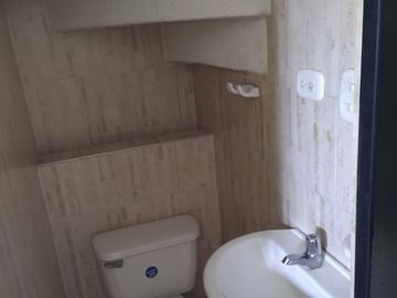 Venta Casa Esquinera de 3 niveles con local para negocio Hacienda Cuba-Pereira