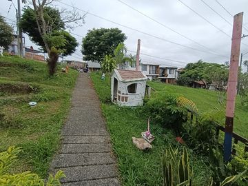 Venta Casa Esquinera de 3 niveles con local para negocio Hacienda Cuba-Pereira