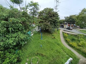 Venta Casa Esquinera de 3 niveles con local para negocio Hacienda Cuba-Pereira