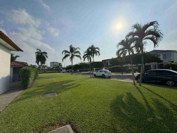 ¡Exclusiva Villa Moderna en Isla Mocolí! 🏡✨