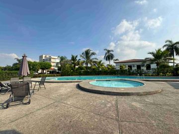 ¡Exclusiva Villa Moderna en Isla Mocolí! 🏡✨
