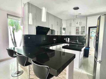 ¡Exclusiva Villa Moderna en Isla Mocolí! 🏡✨