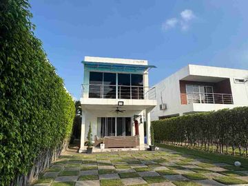 ¡Exclusiva Villa Moderna en Isla Mocolí! 🏡✨