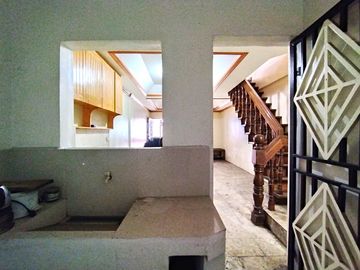 2 floors, 120 sqm Townhouse along Vicente Cruz street, Sampaloc Manila for sale