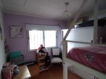 Castelar Sur - Venta - Casa + Depto en planta alta