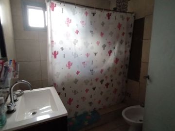 Castelar Sur - Venta - Casa + Depto en planta alta