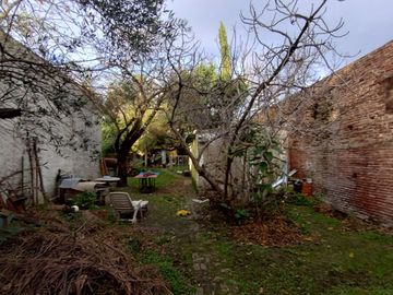Castelar Sur - Venta - Casa + Depto en planta alta