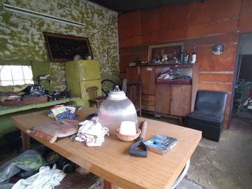 Castelar Sur - Venta - Casa + Depto en planta alta