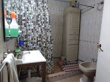 Castelar Sur - Venta - Casa + Depto en planta alta
