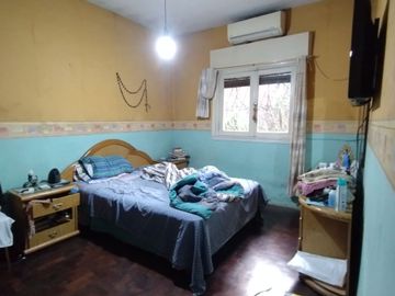 Castelar Sur - Venta - Casa + Depto en planta alta