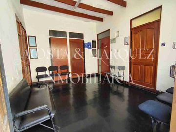 EN VENTA: Local comercial de un piso en excelente UBICACIÓN
Jirón Bolognesi - Trujillo