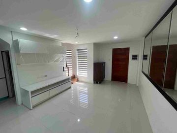 HOUSE FOR SALE in Crescent Ville Subdv North Casuntingan Mandaue Cebu
