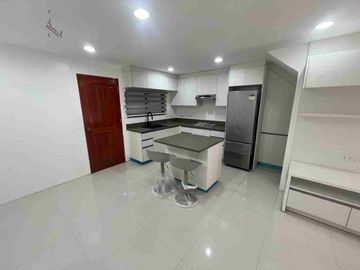 HOUSE FOR SALE in Crescent Ville Subdv North Casuntingan Mandaue Cebu
