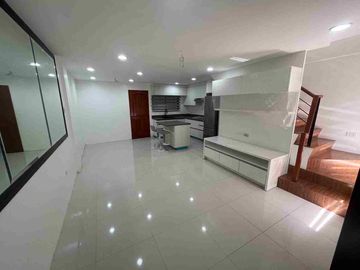 HOUSE FOR SALE in Crescent Ville Subdv North Casuntingan Mandaue Cebu