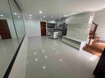 HOUSE FOR SALE in Crescent Ville Subdv North Casuntingan Mandaue Cebu