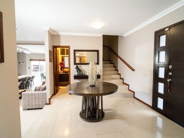 VENDO IMPECABLE Y MARAVILLOSA CASA!!!