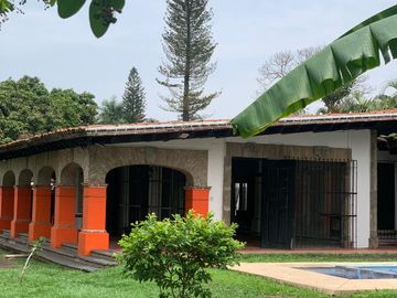 Propiedad Única con Doble Acceso, Uso Mixto y Arquitectura con Valor Patrimonial