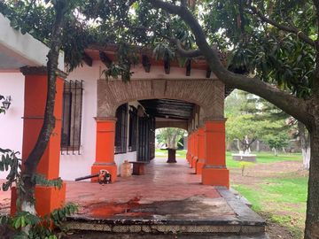 Propiedad Única con Doble Acceso, Uso Mixto y Arquitectura con Valor Patrimonial