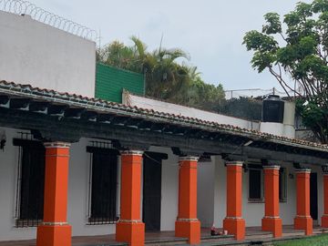 Propiedad Única con Doble Acceso, Uso Mixto y Arquitectura con Valor Patrimonial