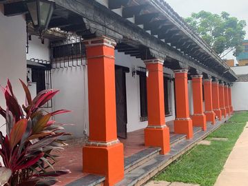 Propiedad Única con Doble Acceso, Uso Mixto y Arquitectura con Valor Patrimonial