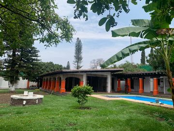 Propiedad Única con Doble Acceso, Uso Mixto y Arquitectura con Valor Patrimonial