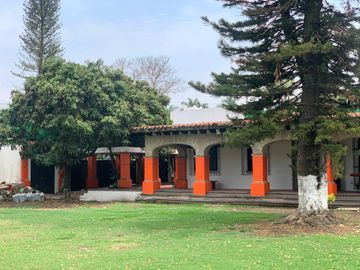 Propiedad Única con Doble Acceso, Uso Mixto y Arquitectura con Valor Patrimonial