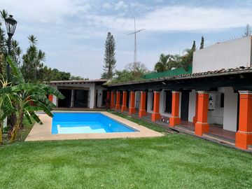 Propiedad Única con Doble Acceso, Uso Mixto y Arquitectura con Valor Patrimonial