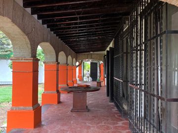 Propiedad Única con Doble Acceso, Uso Mixto y Arquitectura con Valor Patrimonial