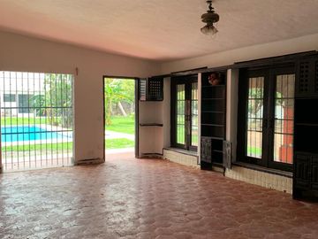 Propiedad Única con Doble Acceso, Uso Mixto y Arquitectura con Valor Patrimonial