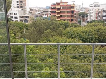DEPTO A.C 87m2 ILUMINADO AMPLIO BALCON 5TO PISO CON VISTA PANORAMICA AL PARQUE Y CON COCHERA TECHADA
