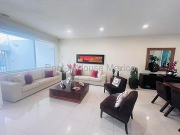 Casa de tres recámaras y roof en venta en Milenio, Querétaro