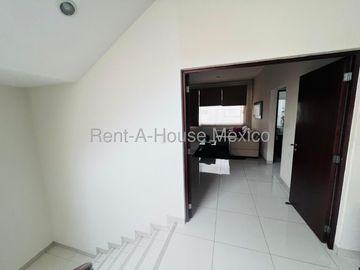 Casa de tres recámaras y roof en venta en Milenio, Querétaro