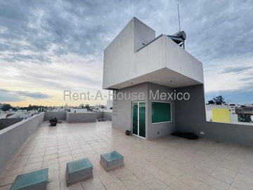 Casa de tres recámaras y roof en venta en Milenio, Querétaro