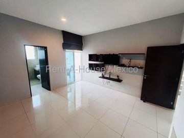 Casa de tres recámaras y roof en venta en Milenio, Querétaro