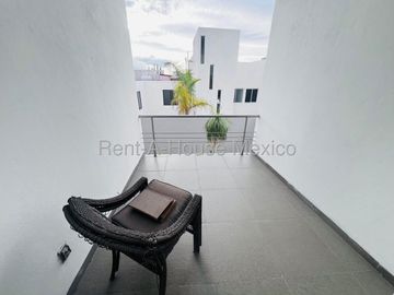 Casa de tres recámaras y roof en venta en Milenio, Querétaro