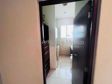 Casa de tres recámaras y roof en venta en Milenio, Querétaro