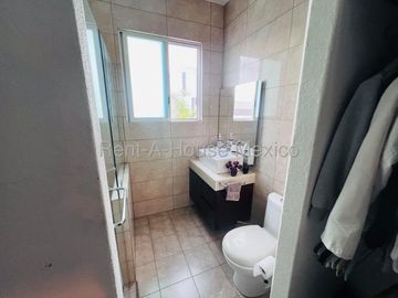 Casa de tres recámaras y roof en venta en Milenio, Querétaro