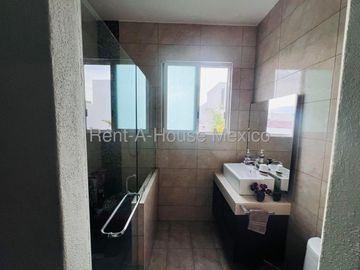 Casa de tres recámaras y roof en venta en Milenio, Querétaro