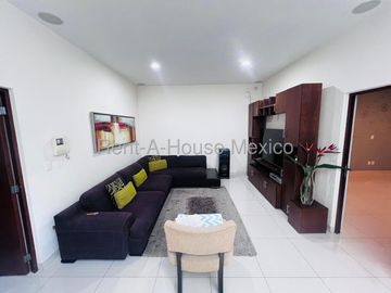 Casa de tres recámaras y roof en venta en Milenio, Querétaro