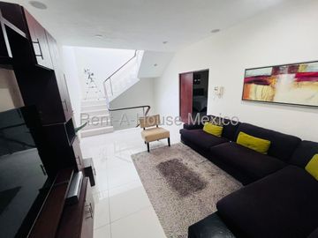 Casa de tres recámaras y roof en venta en Milenio, Querétaro