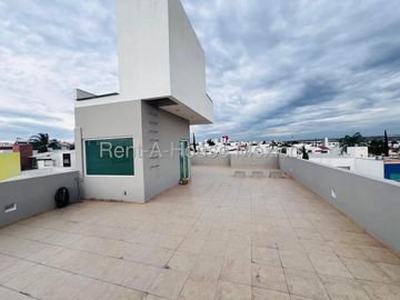 Casa de tres recámaras y roof en venta en Milenio, Querétaro