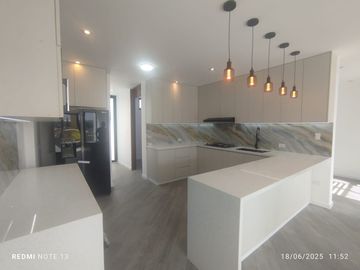 VENDO HERMOSO PENTHOUSE EN SELVA ALEGRE ACABADOS DE PRIMERA 370M2 MAS AIRES