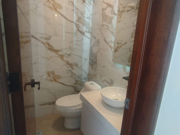 VENDO HERMOSO PENTHOUSE EN SELVA ALEGRE ACABADOS DE PRIMERA 370M2 MAS AIRES
